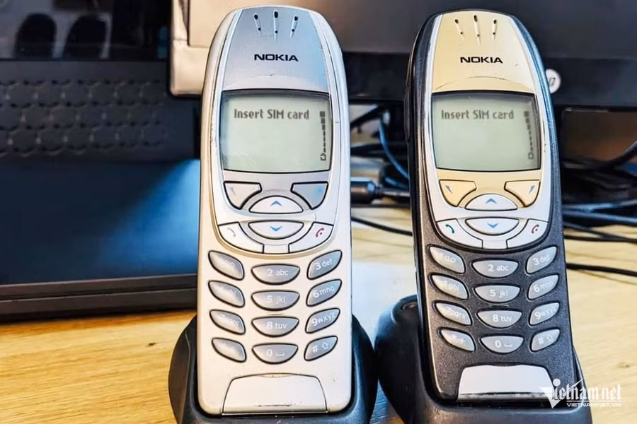 Hai trong số những mẫu điện thoại cục gạch 2G Only sẽ không thể sử dụng sau ngày 16-9-2024. Ảnh: Xuân T.D/Nguồn vietnamnet.vn