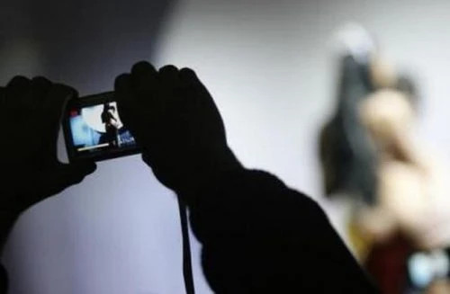 Đàn ông cảnh giác với chiêu thức cắt ghép hình ảnh vào clip sex nhằm mục đích tống tiền Đàn ông cảnh giác với chiêu thức cắt ghép hình ảnh vào clip sex nhằm mục đích tống tiền