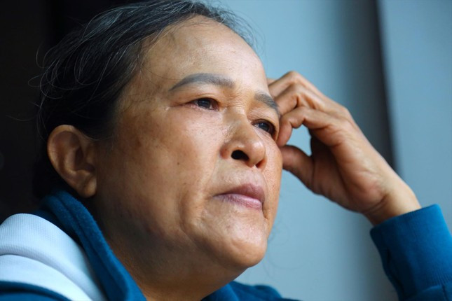 Đôi mắt bà Thanh ngấn lệ khi nhắc đến người con trai liệt sĩ. Đôi mắt bà Thanh ngấn lệ khi nhắc đến người con trai liệt sĩ.