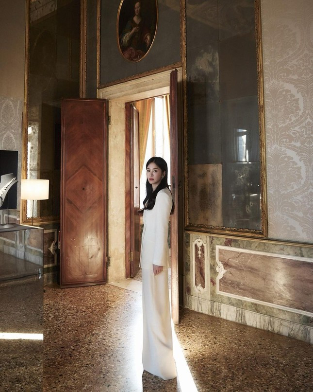 Ảnh được Song Hye Kyo đăng tải trên Instagram. Theo cô đây là những bức hình không được lựa chọn để quảng bá. Ảnh được Song Hye Kyo đăng tải trên Instagram. Theo cô đây là những bức hình không được lựa chọn để quảng bá.