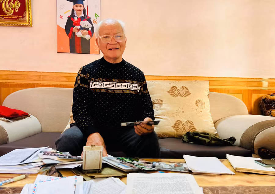 Ông Vũ Hồng Sáu lưu giữ nhiều danh sách liệt sĩ hy sinh ở các mặt trận. Ảnh: Dung Lài