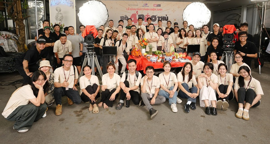Ê-kíp sản xuất phim của Trấn Thành trong ngày khai máy bộ phim. Ảnh: GALAXY