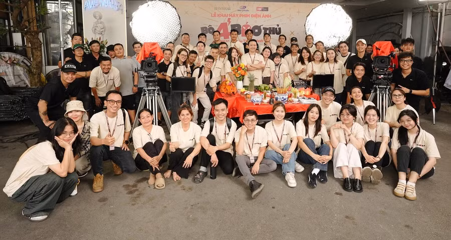 Ê-kíp sản xuất phim của Trấn Thành trong ngày khai máy bộ phim. Ảnh: GALAXY