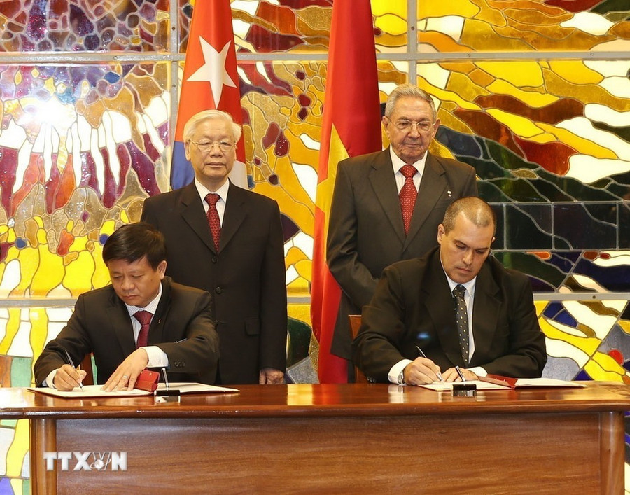 Tổng Bí thư Nguyễn Phú Trọng và Bí thư thứ nhất Đảng Cộng sản Cuba, Chủ tịch Hội đồng Nhà nước và Hội đồng Bộ trưởng Cuba Raul Castro Ruz chứng kiến Lễ ký thỏa thuận hợp tác nghiệp vụ giữa Thông tấn xã Việt Nam với Hãng Thông tấn Prensa Latina (La Habana, 29/3/2018). (Ảnh: Trí Dũng/TTXVN) Tổng Bí thư Nguyễn Phú Trọng và Bí thư thứ nhất Đảng Cộng sản Cuba, Chủ tịch Hội đồng Nhà nước và Hội đồng Bộ trưởng Cuba Raul Castro Ruz chứng kiến Lễ ký thỏa thuận hợp tác nghiệp vụ giữa Thông tấn xã Việt Nam với Hãng Thông tấn Prensa Latina (La Habana, 29/3/2018). (Ảnh: Trí Dũng/TTXVN)