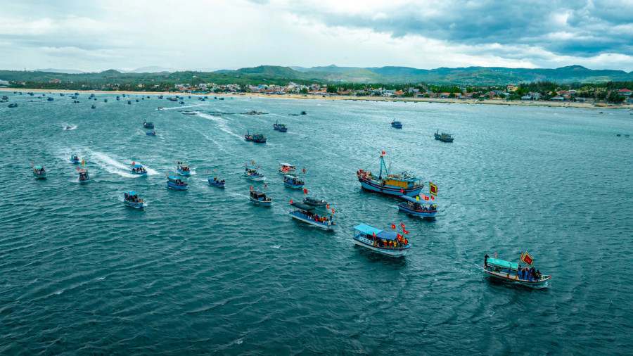 Đoàn thuyền ra khơi trong lễ hội cầu ngư