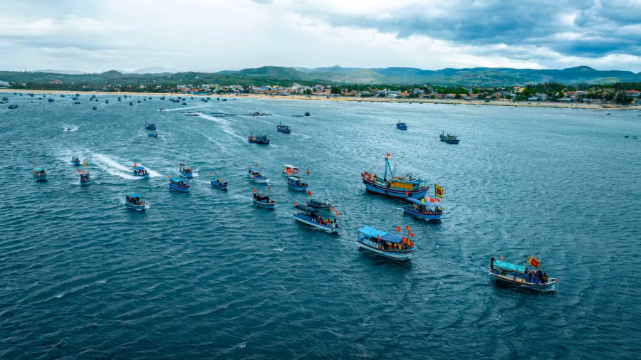 Đoàn thuyền ra khơi trong lễ hội cầu ngư