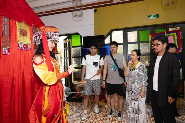 NTK Vũ Lan Anh và tổng đạo diễn Hoàng Nhật Nam chăm chút cho các thí sinh tại phần thi trang phục văn hóa dân tộc NTK Vũ Lan Anh và tổng đạo diễn Hoàng Nhật Nam chăm chút cho các thí sinh tại phần thi trang phục văn hóa dân tộc