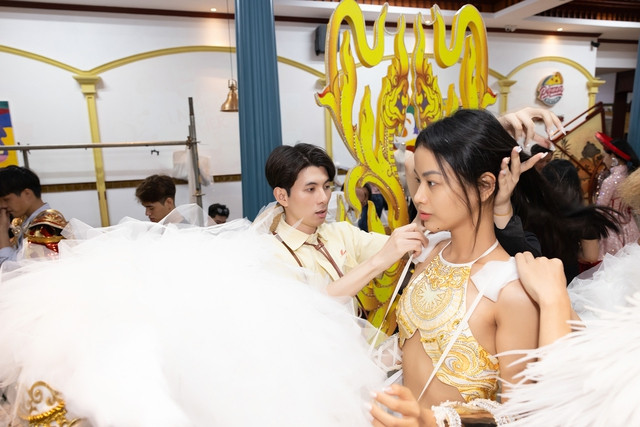 NTK Nguyễn Minh Công đang mặc thử trang phục cùng các thí sinh NTK Nguyễn Minh Công đang mặc thử trang phục cùng các thí sinh