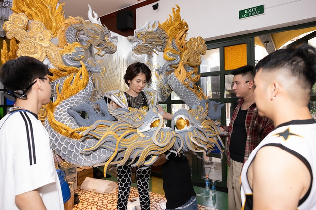 Với thiết kế Thạch long họa khắc, thí sinh của đội NTK Minh Châu đã sử dụng chất liệu đất sét để tạo nên dáng dấp của tác phẩm Với thiết kế Thạch long họa khắc, thí sinh của đội NTK Minh Châu đã sử dụng chất liệu đất sét để tạo nên dáng dấp của tác phẩm