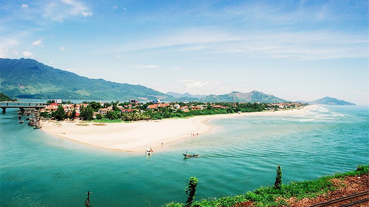 Vịnh Lăng Cô bình yên. Vịnh Lăng Cô bình yên.