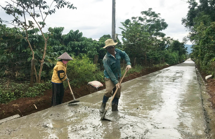Người dân xã Ia Ka (huyện Chư Păh) làm đường giao thông nông thôn. Ảnh: N.D Người dân xã Ia Ka (huyện Chư Păh) làm đường giao thông nông thôn. Ảnh: N.D