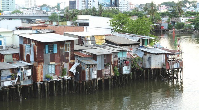 Trường hợp thu hồi toàn bộ nhà ở, đất ở đủ điều kiện bồi thường về đất ở thì được giải quyết tái định cư bằng nền đất hoặc nhà ở xã hội.