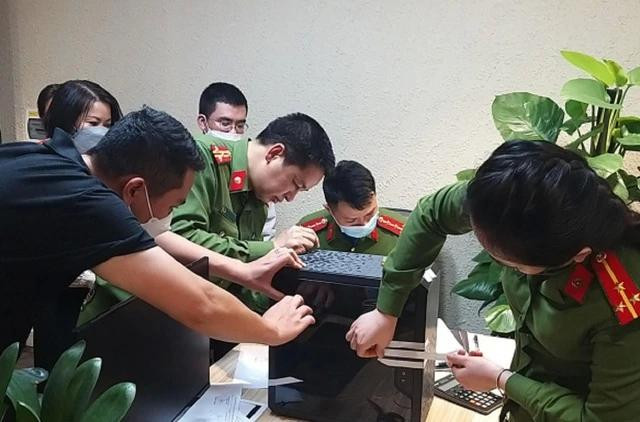 Cơ quan tố tụng khám xét trụ sở Tập đoàn FLC tại thời điểm khởi tố vụ án Cơ quan tố tụng khám xét trụ sở Tập đoàn FLC tại thời điểm khởi tố vụ án