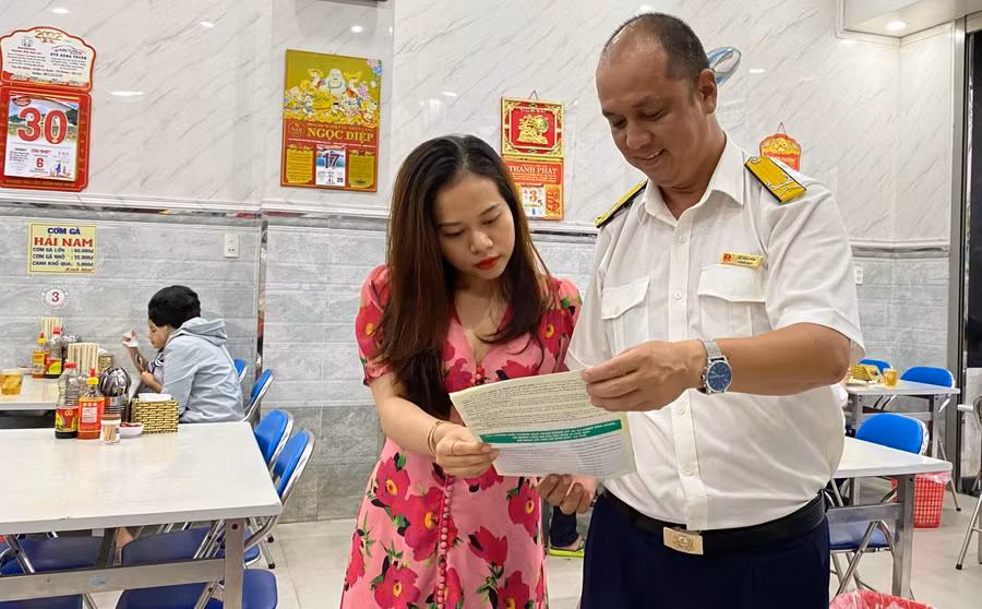 Chi cục Thuế TP Pleiku tập trung tuyên truyền, hướng dẫn người nộp thuế thực hiện tốt nghĩa vụ thuế vào ngân sách Nhà nước. Ảnh: S.C