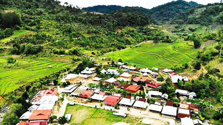 Nhờ đầu tư của Nhà nước, xã A Xan đã có diện mạo mới khang trang. Nhờ đầu tư của Nhà nước, xã A Xan đã có diện mạo mới khang trang.