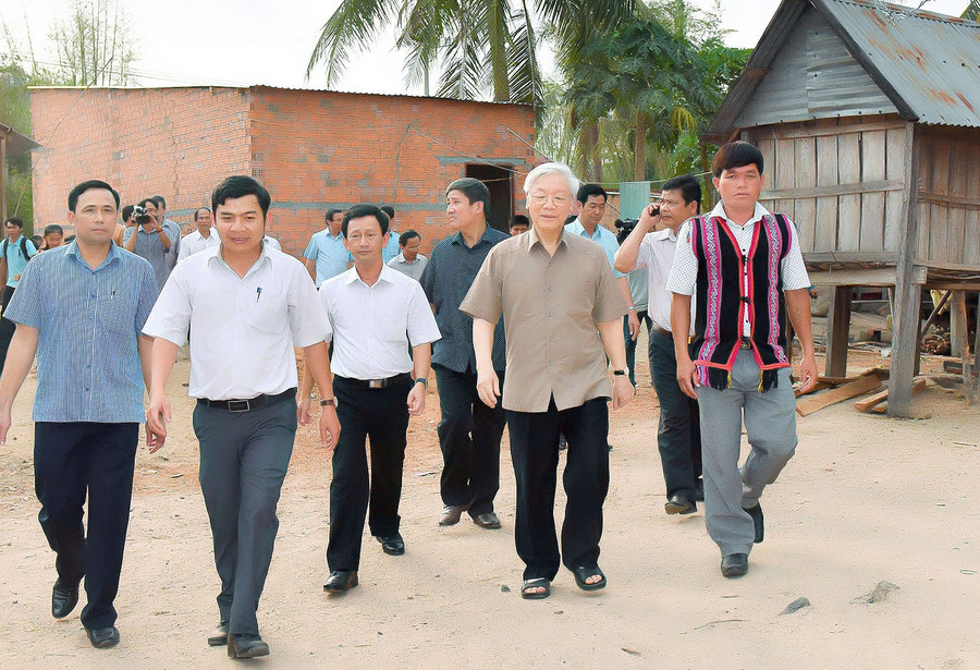Tổng Bí thư Nguyễn Phú Trọng thăm xã Ayun (huyện Chư Sê) ngày 12-4-2017. Tổng Bí thư Nguyễn Phú Trọng thăm xã Ayun (huyện Chư Sê) ngày 12-4-2017.
