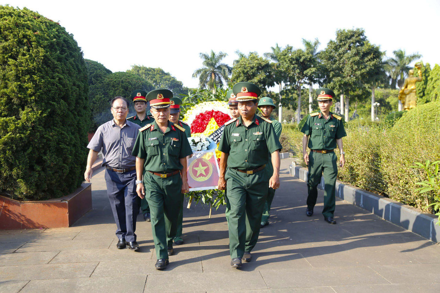 Các cán bộ, chiến sĩ Quân đoàn 3 an táng hài cốt liệt sĩ tại Nghĩa trang liệt sĩ tỉnh. Ảnh: ĐVCC Các cán bộ, chiến sĩ Quân đoàn 3 an táng hài cốt liệt sĩ tại Nghĩa trang liệt sĩ tỉnh. Ảnh: ĐVCC