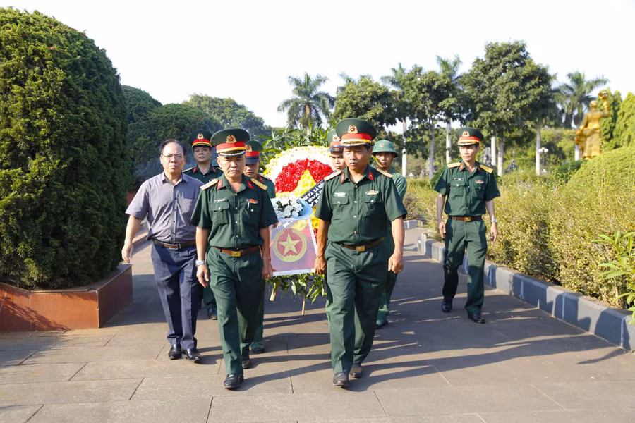 Các cán bộ, chiến sĩ Quân đoàn 3 an táng hài cốt liệt sĩ tại Nghĩa trang liệt sĩ tỉnh. Ảnh: ĐVCC