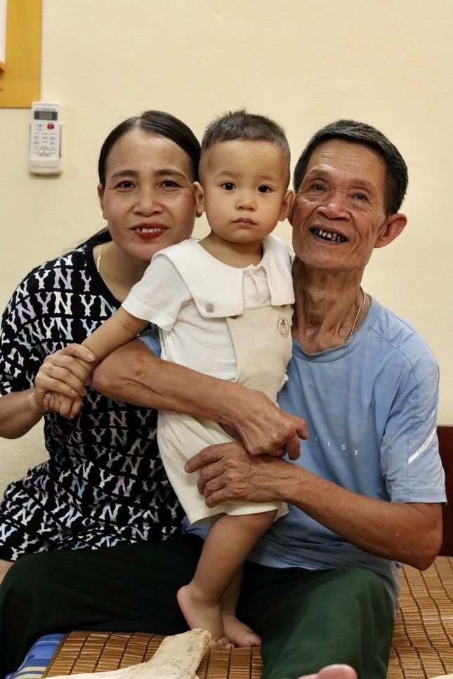 Đời thường của thương binh Nguyễn Hồng Dậu bên con cháu. Đời thường của thương binh Nguyễn Hồng Dậu bên con cháu.