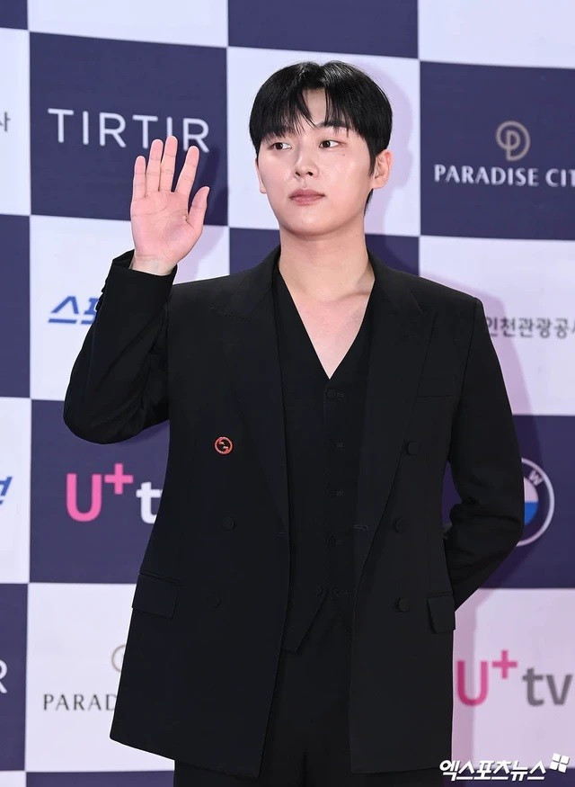 Ryu Jun Yeol (trái) tái xuất lễ trao giải Rồng Xanh sau lùm xùm tình ái tay ba với Han So Hee - Hyeri. Ngoài ra, lễ trao giải còn có sự góp mặt của nam diễn viên Choi Hyun Wook, nổi tiếng với phim học đường Dưa hấu lấp lánh. Ryu Jun Yeol (trái) tái xuất lễ trao giải Rồng Xanh sau lùm xùm tình ái tay ba với Han So Hee - Hyeri. Ngoài ra, lễ trao giải còn có sự góp mặt của nam diễn viên Choi Hyun Wook, nổi tiếng với phim học đường Dưa hấu lấp lánh.