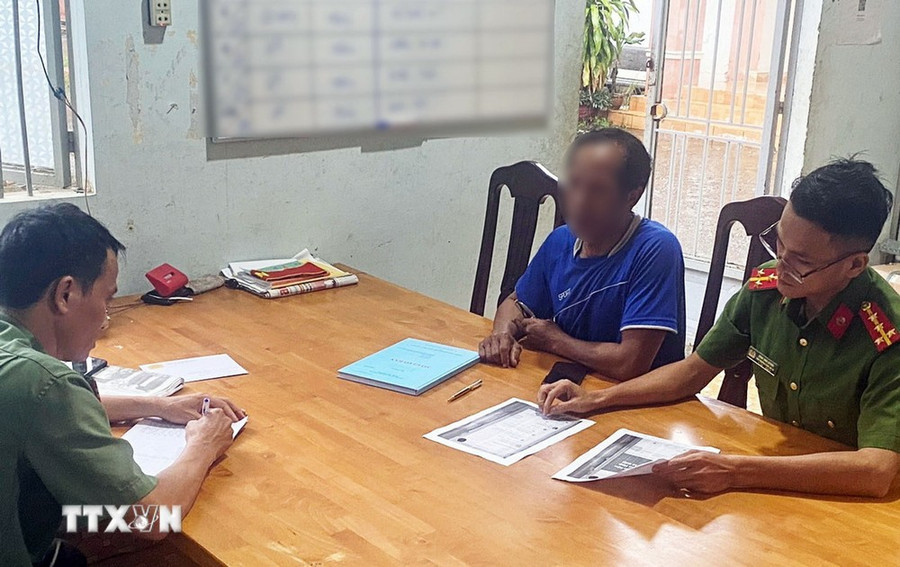 Đối tượng K.B, (SN 1978, trú tại xã Đạ Ploa, huyện Đạ Huoai, tỉnh Lâm Đồng) làm việc tại cơ quan công an. (Ảnh: TTXVN phát) Đối tượng K.B, (SN 1978, trú tại xã Đạ Ploa, huyện Đạ Huoai, tỉnh Lâm Đồng) làm việc tại cơ quan công an. (Ảnh: TTXVN phát)