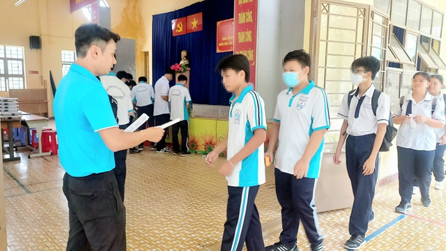 Học sinh nhận phiếu “Bữa cơm tình thương” Học sinh nhận phiếu “Bữa cơm tình thương”