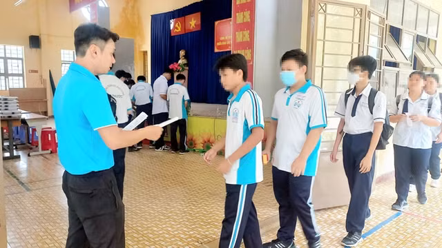 Học sinh nhận phiếu “Bữa cơm tình thương”