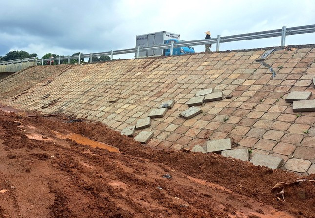 Việc thi công Dự án nâng cấp quốc lộ 19 nhếch nhác, chậm tiến độ.