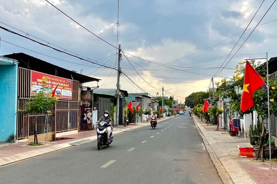 Hưởng ứng các phong trào, cuộc vận động, người dân TP. Pleiku quan tâm chỉnh trang các tuyến đường ngày một khang trang, sạch đẹp. Ảnh: P.D Hưởng ứng các phong trào, cuộc vận động, người dân TP. Pleiku quan tâm chỉnh trang các tuyến đường ngày một khang trang, sạch đẹp. Ảnh: P.D