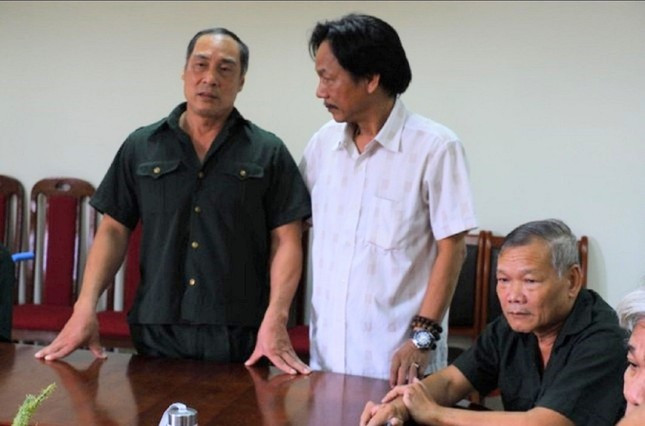 Thương binh Nguyễn Thanh Hùng (bìa trái) nói chuyện cùng Phó Tổng Biên tập báo Tiền Phong Lê Minh Toản (giữa) trong lần báo Tiền Phong về trao quà dịp 27/7 tại Trung tâm Điều dưỡng người có công tỉnh Bắc Giang (Ảnh: K.N-Đ.A) Thương binh Nguyễn Thanh Hùng (bìa trái) nói chuyện cùng Phó Tổng Biên tập báo Tiền Phong Lê Minh Toản (giữa) trong lần báo Tiền Phong về trao quà dịp 27/7 tại Trung tâm Điều dưỡng người có công tỉnh Bắc Giang (Ảnh: K.N-Đ.A)