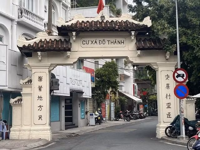 Cổng vào cư xá Đô Thành ngày nay. Đây là một trong những cư xá có kiến trúc hiện đại, phong phú nhất