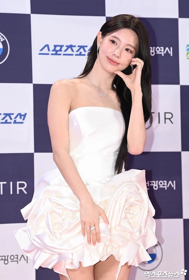 Diễn viên hài Jang Do Yeon nổi tiếng màn tạo dáng lố trên thảm đỏ. Nữ ca sĩ Miyeon (G)I-DLE cũng nổi bật với bộ váy trắng ngắn khoe vóc dáng nổi bật. Diễn viên hài Jang Do Yeon nổi tiếng màn tạo dáng lố trên thảm đỏ. Nữ ca sĩ Miyeon (G)I-DLE cũng nổi bật với bộ váy trắng ngắn khoe vóc dáng nổi bật.