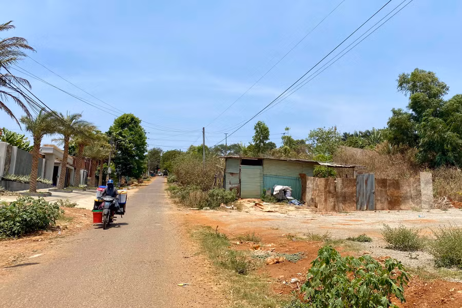 Dự án đường Nguyễn Văn Linh (đoạn từ đường Trường Chinh đến đường Lê Thánh Tôn) chưa thể thi công vì thiếu đất san lấp và vướng mặt bằng. Ảnh: H.D