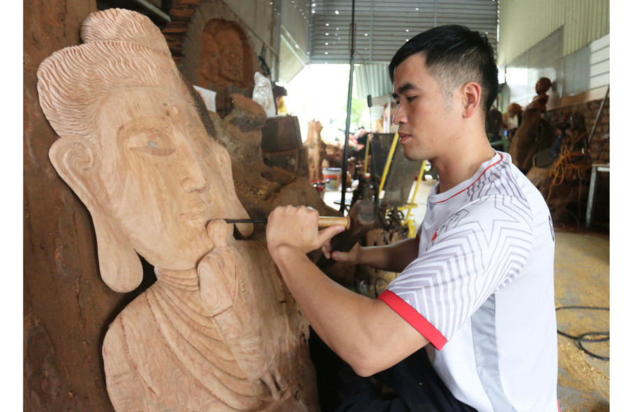 Anh Nguyễn Văn Dũng được đánh giá là có nhiều triển vọng trong lĩnh vực điêu khắc. Ảnh: L.V.N