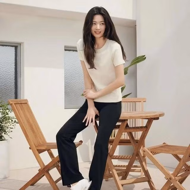 Cô kết hợp các yếu tố sang trọng vào trang phục hằng ngày của mình