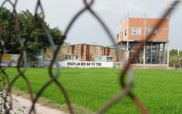 Nơi tự xưng Tịnh thất Bồng Lai sau đó đổi thành Thiền am bên bờ vũ trụ Nơi tự xưng Tịnh thất Bồng Lai sau đó đổi thành Thiền am bên bờ vũ trụ