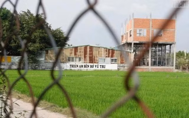 Nơi tự xưng Tịnh thất Bồng Lai sau đó đổi thành Thiền am bên bờ vũ trụ