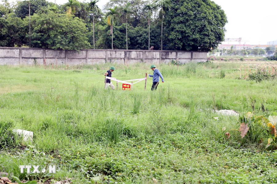 Thực hiện thu hồi đất để triển khai xây dựng điểm dân cư mới. (Ảnh: Mạnh Tú/TTXVN) Thực hiện thu hồi đất để triển khai xây dựng điểm dân cư mới. (Ảnh: Mạnh Tú/TTXVN)