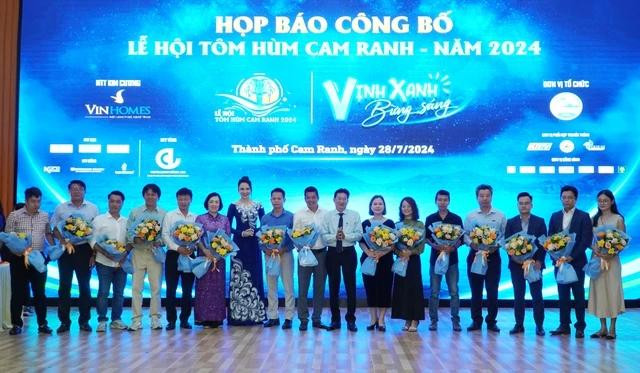 Lãnh đạo TP.Cam Ranh tặng hoa cảm ơn các đơn vị đồng hành với Lễ hội tôm hùm Cam Ranh năm 2024