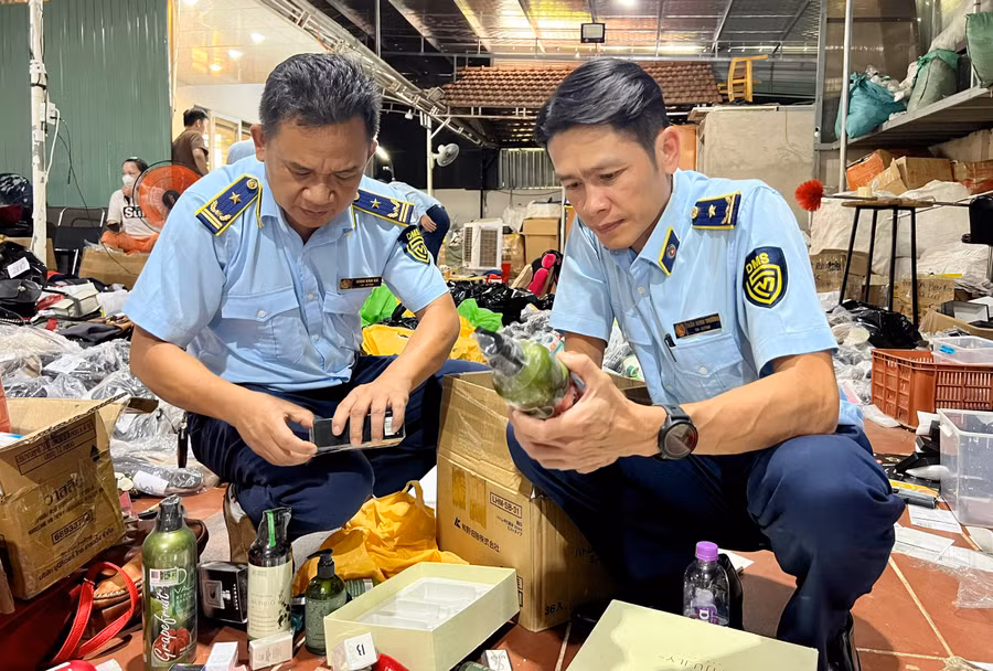 Lực lượng Quản lý thị trường kiểm tra hàng hóa của một cơ sở kinh doanh trên nền tảng mạng xã hội (ảnh đơn vị cung cấp).