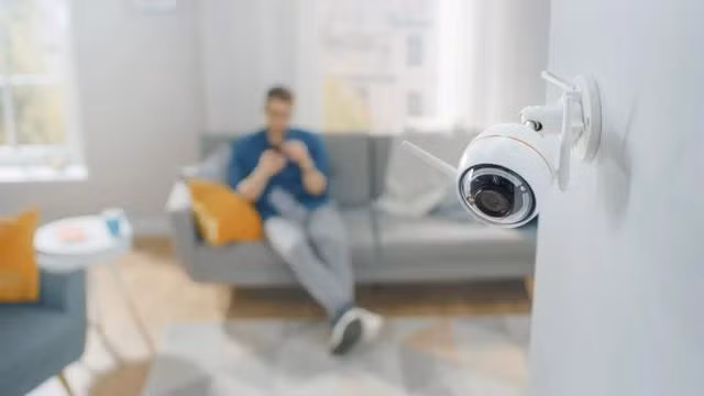 Phòng khách là nơi xảy ra rất nhiều chuyện, vì vậy hãy đặt camera an ninh để quan sát