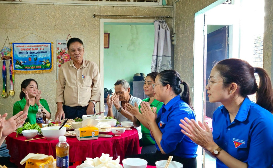 Chi đoàn Báo Gia Lai thực hiện &quot;Mâm cơm đoàn viên&quot; tại gia đình cựu chiến binh Hồ Quang Bảo. Ảnh: Ngọc Duy