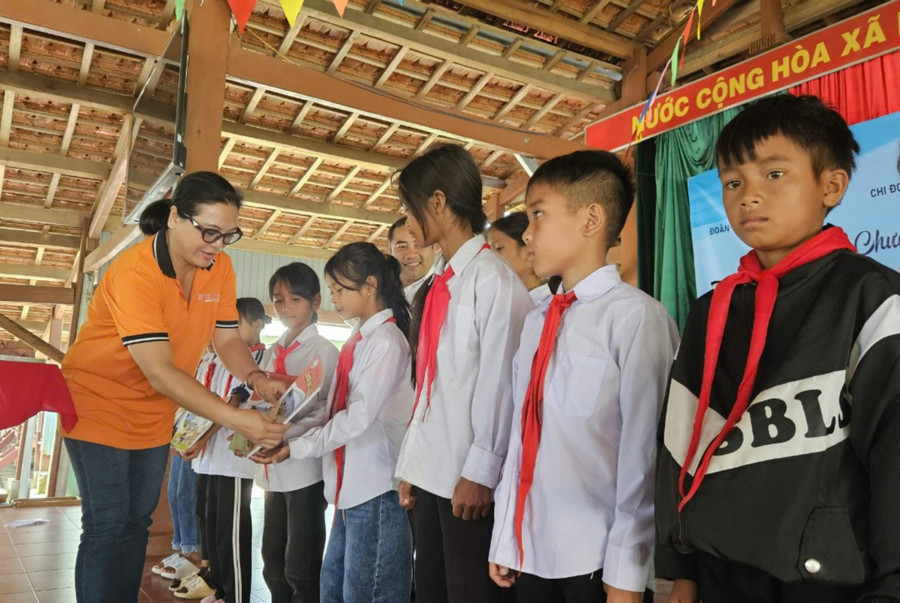 Phó Chủ tịch Công đoàn Báo Gia Lai Đoàn Thị Bích Nga tặng sách giáo khoa cho các em học sinh. Ảnh: Ngọc Duy Phó Chủ tịch Công đoàn Báo Gia Lai Đoàn Thị Bích Nga tặng sách giáo khoa cho các em học sinh. Ảnh: Ngọc Duy