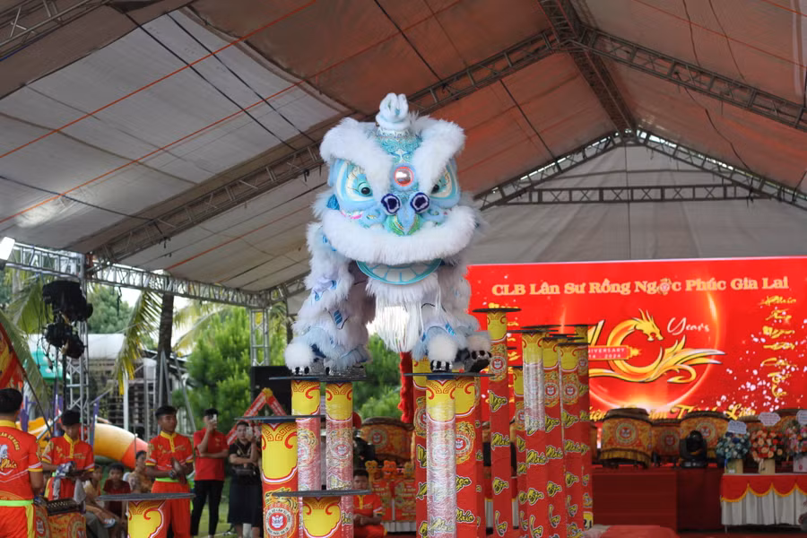 Mỗi đội có thời gian 10 phút để trình diễn bài dự thi của mình. Ảnh: H.H Mỗi đội có thời gian 10 phút để trình diễn bài dự thi của mình. Ảnh: H.H