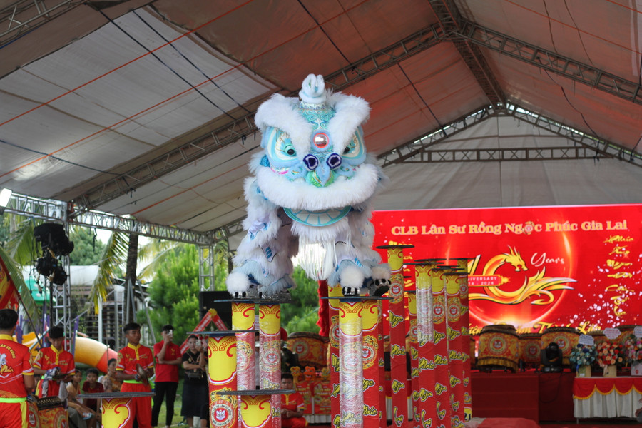 Mỗi đội có thời gian 10 phút để trình diễn bài dự thi của mình. Ảnh: H.H Mỗi đội có thời gian 10 phút để trình diễn bài dự thi của mình. Ảnh: H.H