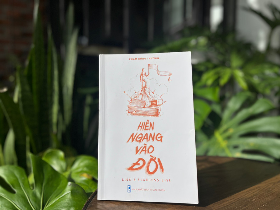 &quot;Hiên ngang vào đời&quot; là cuốn sách chữa lành cho các bạn trẻ từ 15 tuổi đang cảm thấy chênh vênh khi chớm bước vào đời. Ảnh: Hoàng Hoài