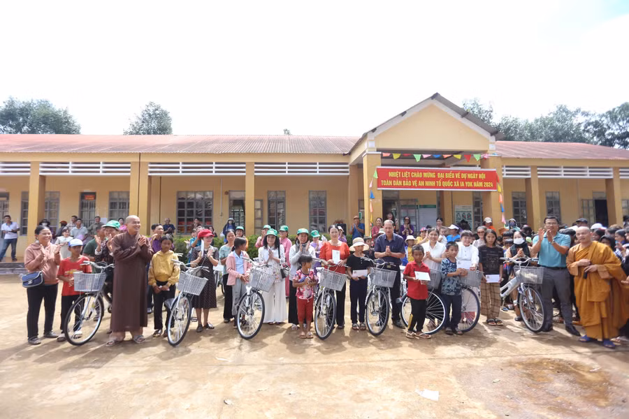 Những chiếc xe đạp sẽ đồng hành cùng các em trên hành trình chinh phục con chữ tương lai. Ảnh: Hoàng Hoài