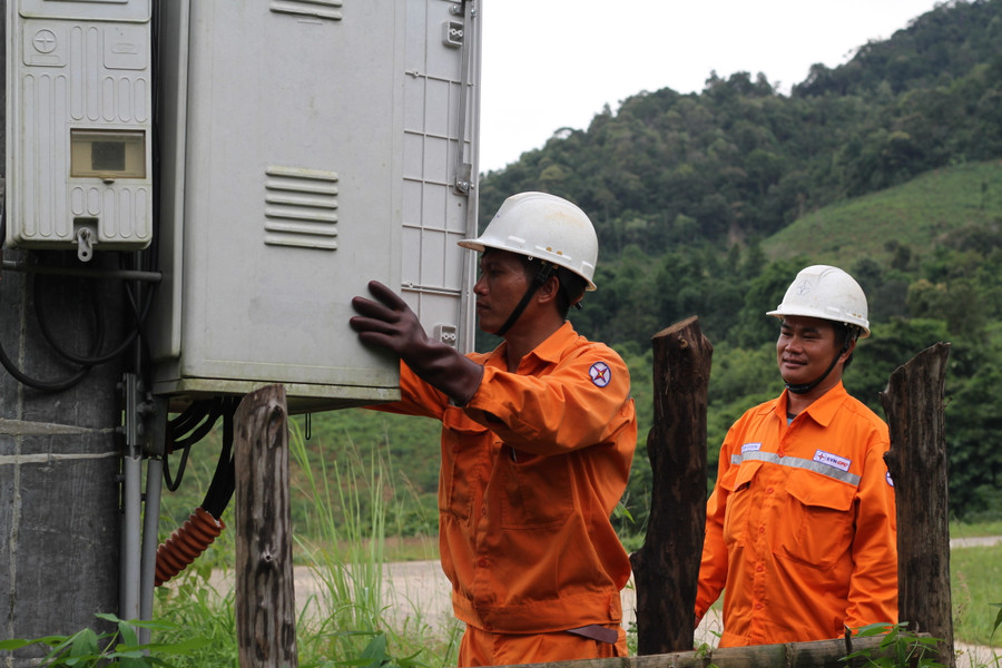 Nhân viên Điện lực Kbang kiểm tra Trạm biến áp Đăk HLơ nhánh 2 (xã Kon Pne). Ảnh: Hoàng Hoài Nhân viên Điện lực Kbang kiểm tra Trạm biến áp Đăk HLơ nhánh 2 (xã Kon Pne). Ảnh: Hoàng Hoài