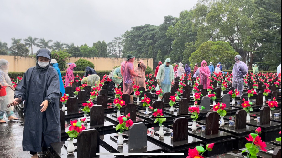 Đông đảo đoàn viên, thanh niên hưởng ứng tham gia chương trình. Ảnh: Bích Ngọc