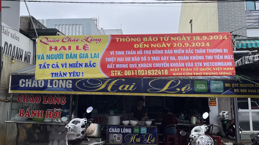 Thông báo không nhận tiền mặt trước quán. Ảnh: Hoàng Hoài